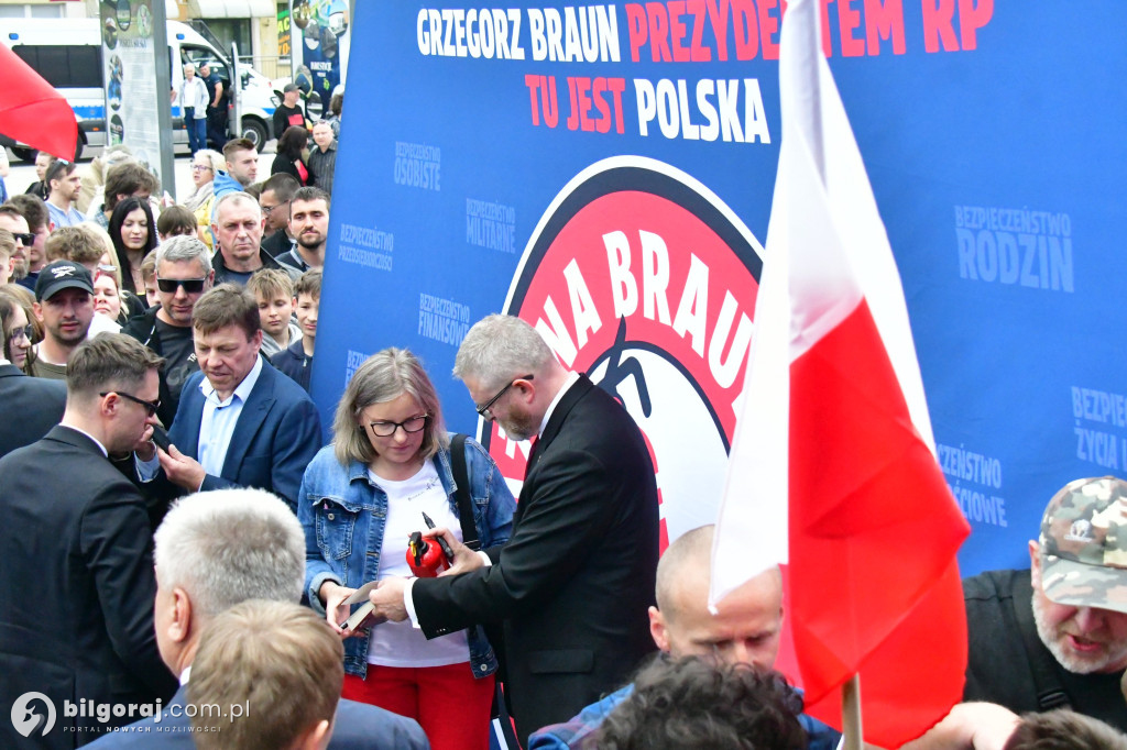 Kilkaset osób na wiecu wyborczym Grzegorza Brauna w Biłgoraju: patriotyczne przesłanie i program „Tu jest Polska”