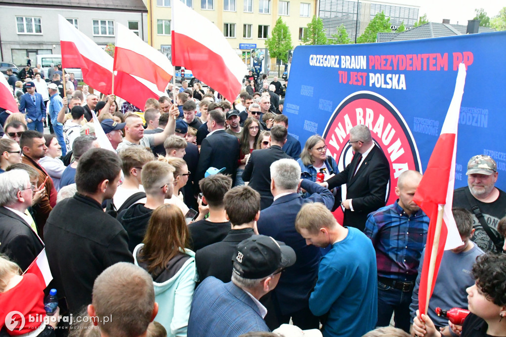 Kilkaset osób na wiecu wyborczym Grzegorza Brauna w Biłgoraju: patriotyczne przesłanie i program „Tu jest Polska”