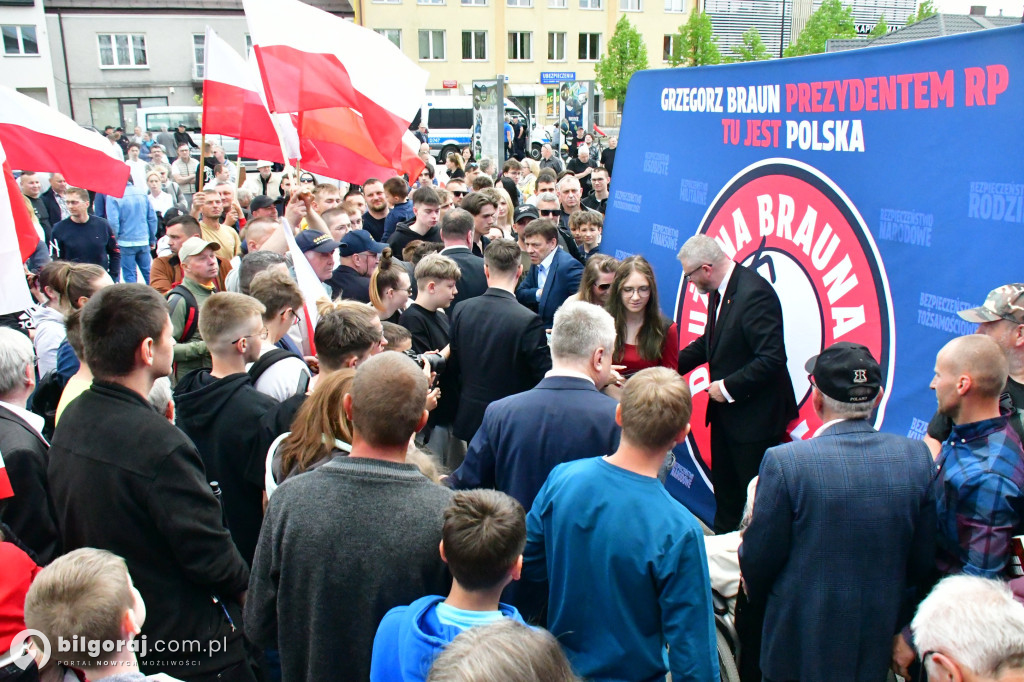 Kilkaset osób na wiecu wyborczym Grzegorza Brauna w Biłgoraju: patriotyczne przesłanie i program „Tu jest Polska”