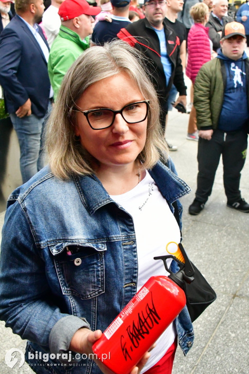 Kilkaset osób na wiecu wyborczym Grzegorza Brauna w Biłgoraju: patriotyczne przesłanie i program „Tu jest Polska”