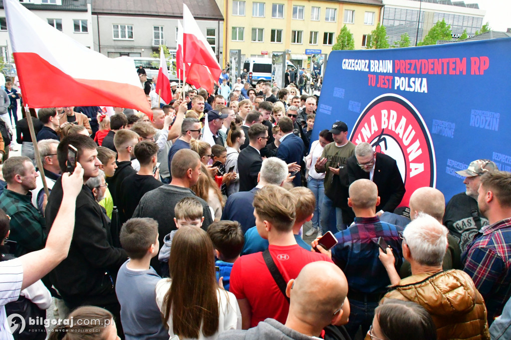 Kilkaset osób na wiecu wyborczym Grzegorza Brauna w Biłgoraju: patriotyczne przesłanie i program „Tu jest Polska”