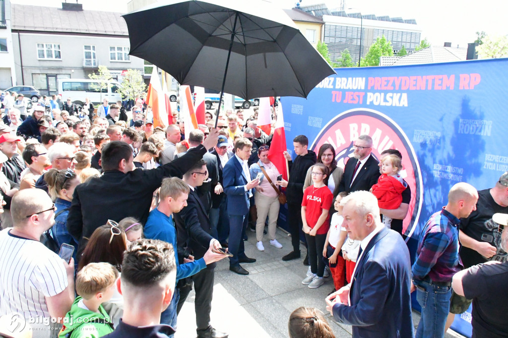 Kilkaset osób na wiecu wyborczym Grzegorza Brauna w Biłgoraju: patriotyczne przesłanie i program „Tu jest Polska”