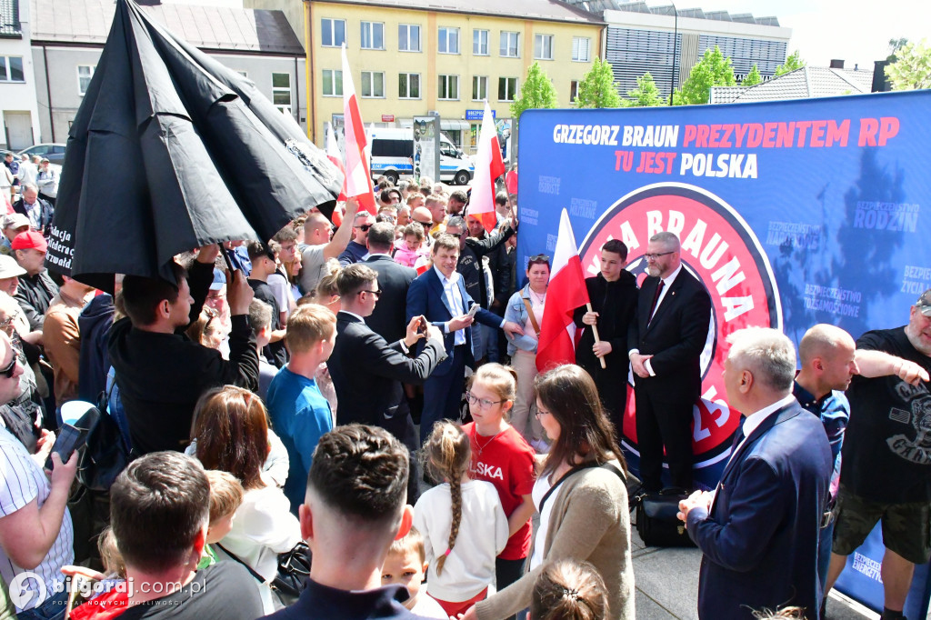 Kilkaset osób na wiecu wyborczym Grzegorza Brauna w Biłgoraju: patriotyczne przesłanie i program „Tu jest Polska”