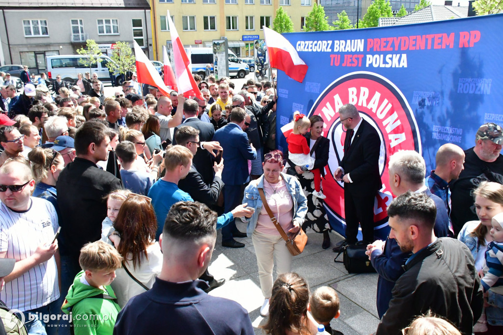 Kilkaset osób na wiecu wyborczym Grzegorza Brauna w Biłgoraju: patriotyczne przesłanie i program „Tu jest Polska”