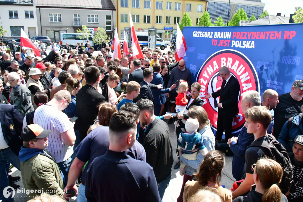 Kilkaset osób na wiecu wyborczym Grzegorza Brauna w Biłgoraju: patriotyczne przesłanie i program „Tu jest Polska”