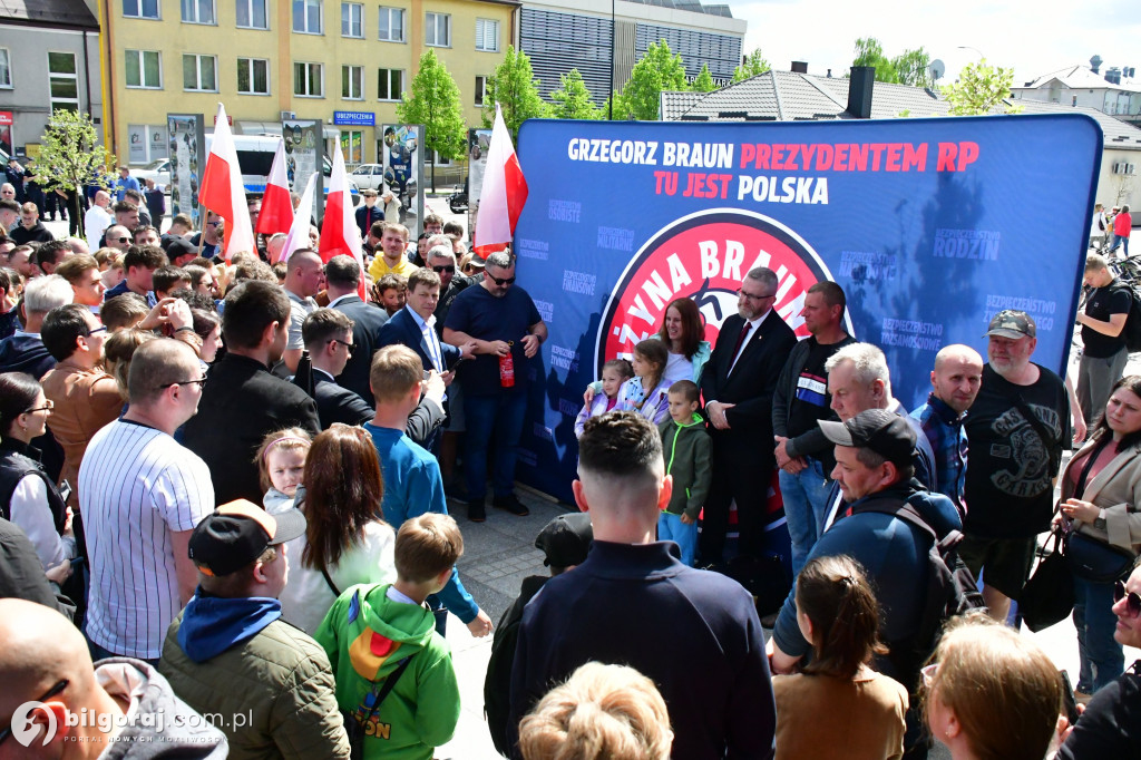 Kilkaset osób na wiecu wyborczym Grzegorza Brauna w Biłgoraju: patriotyczne przesłanie i program „Tu jest Polska”