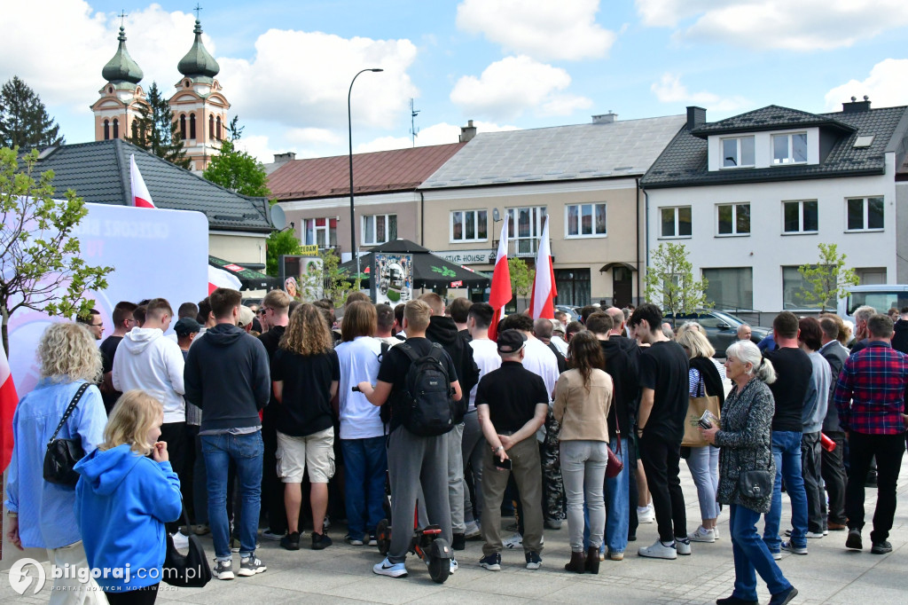 Kilkaset osób na wiecu wyborczym Grzegorza Brauna w Biłgoraju: patriotyczne przesłanie i program „Tu jest Polska”