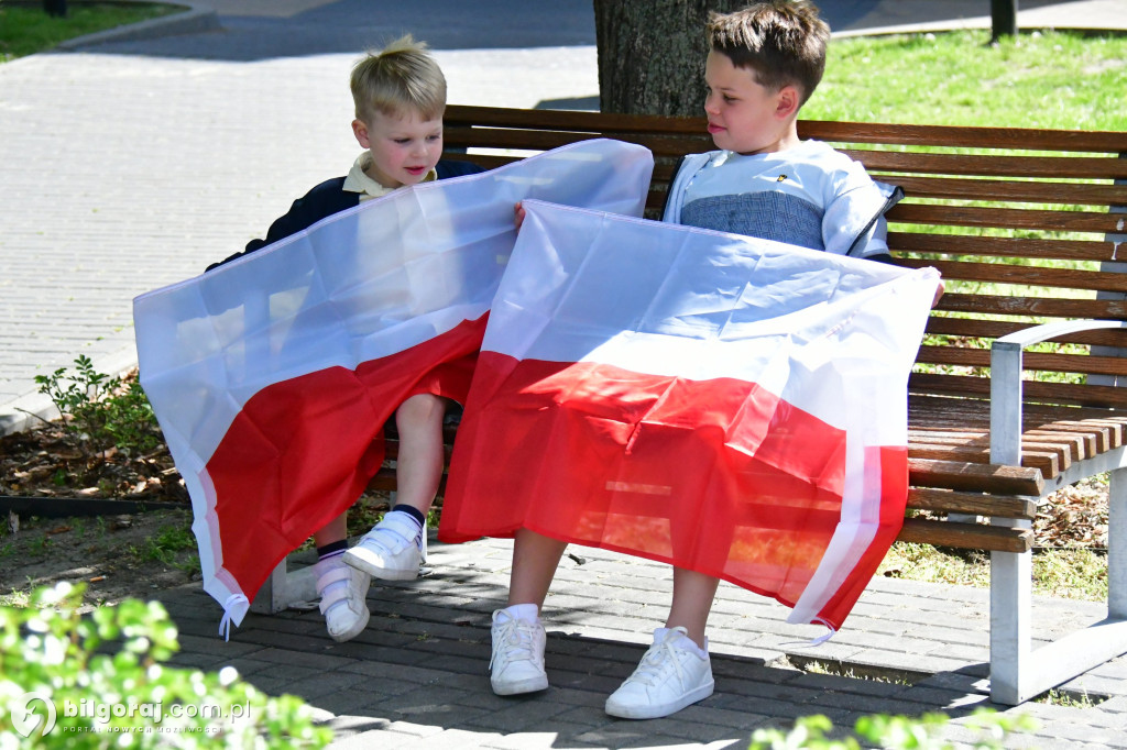 Młodzież rozdawała flagi RP