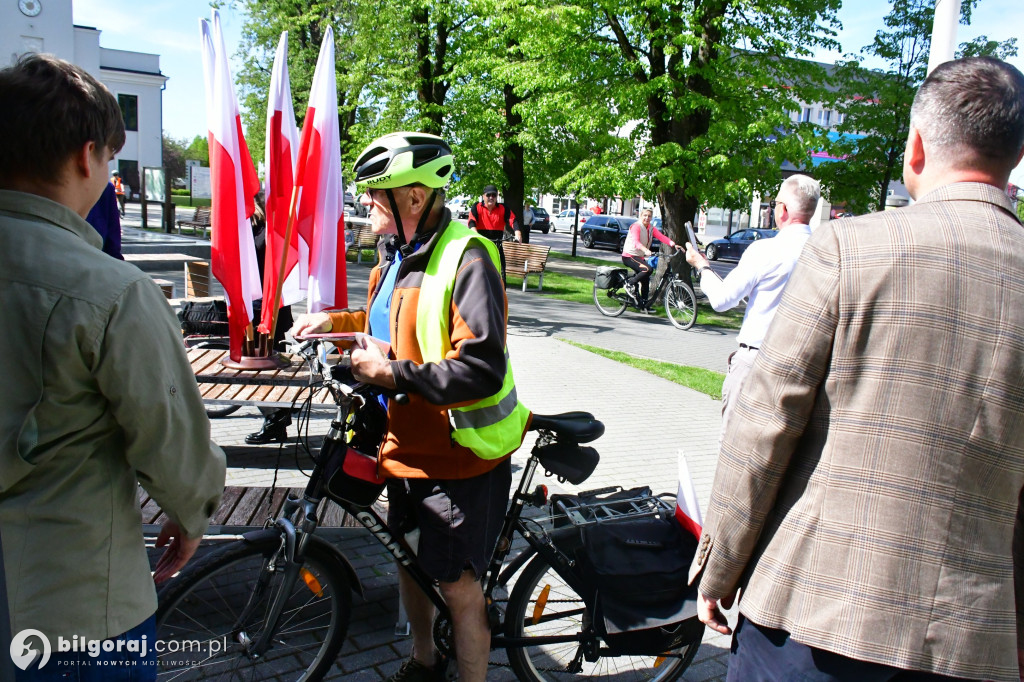 Młodzież rozdawała flagi RP