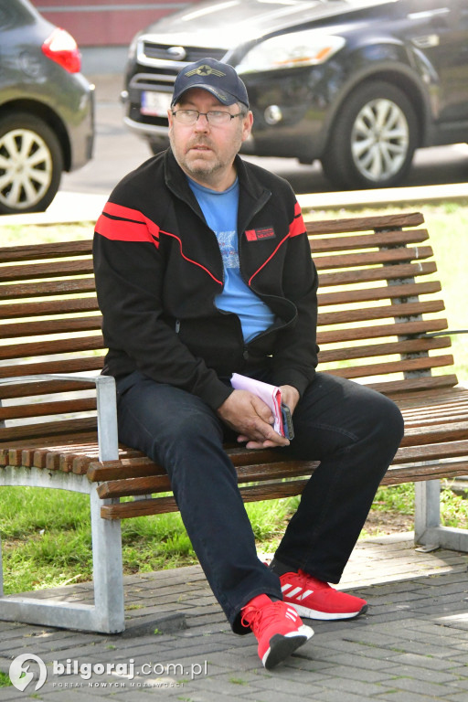 Młodzież rozdawała flagi RP
