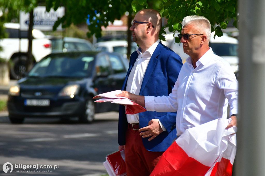 Młodzież rozdawała flagi RP