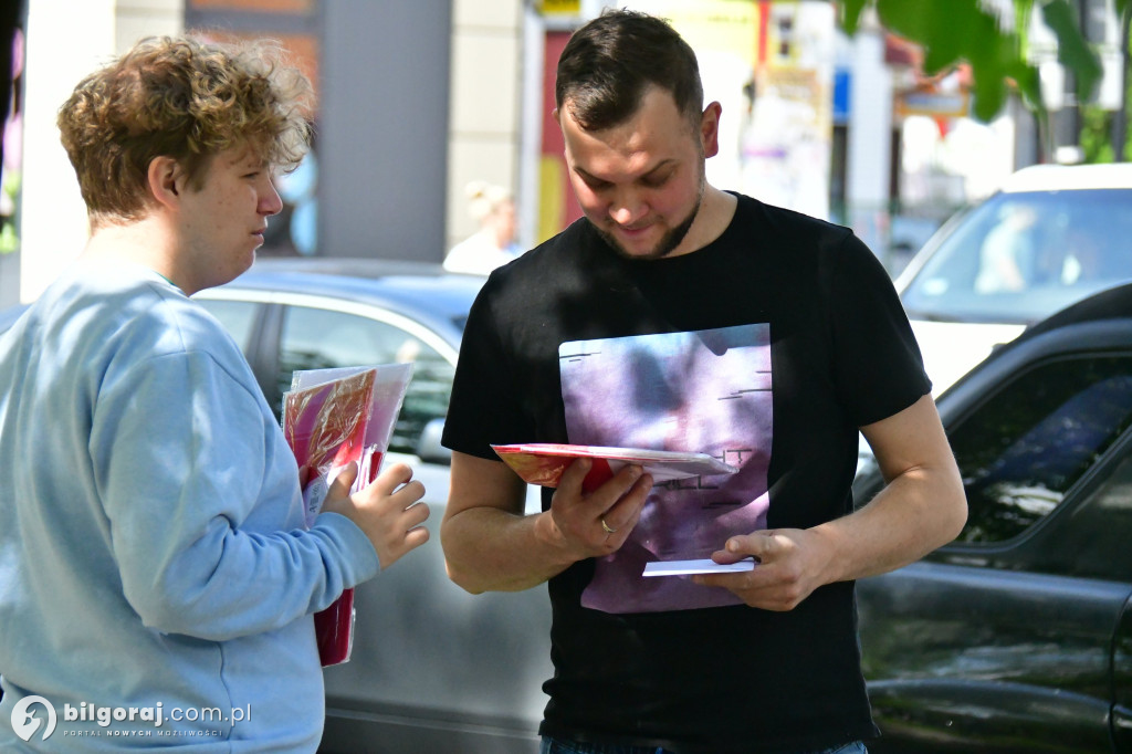 Młodzież rozdawała flagi RP