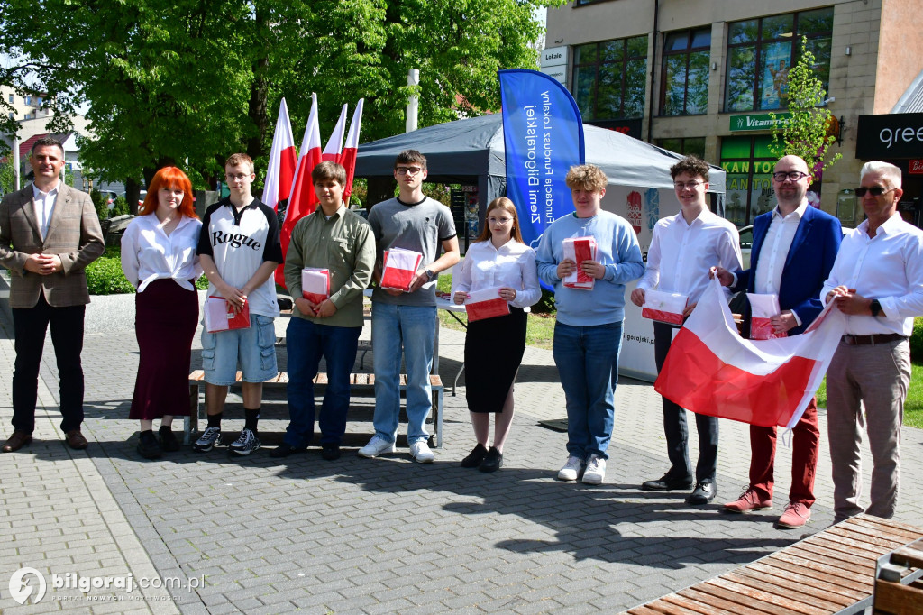 Młodzież rozdawała flagi RP