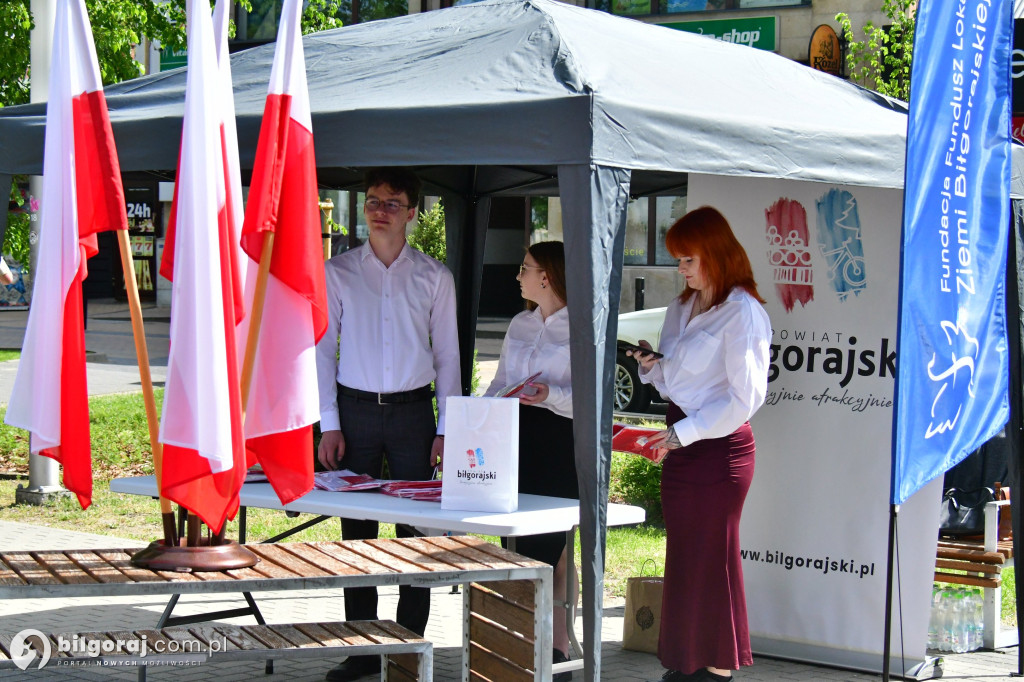 Młodzież rozdawała flagi RP