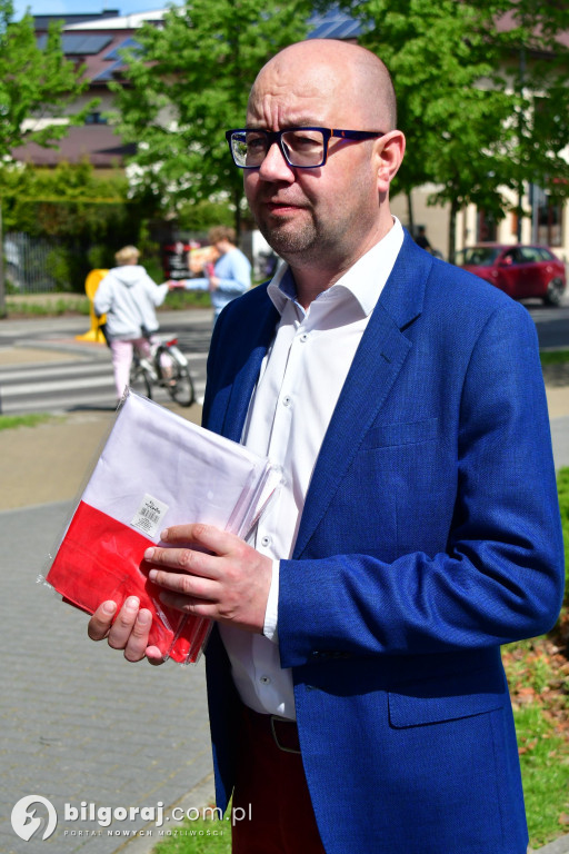 Młodzież rozdawała flagi RP