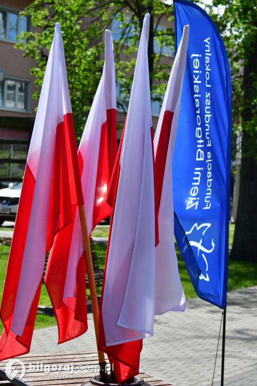 Młodzież rozdawała flagi RP