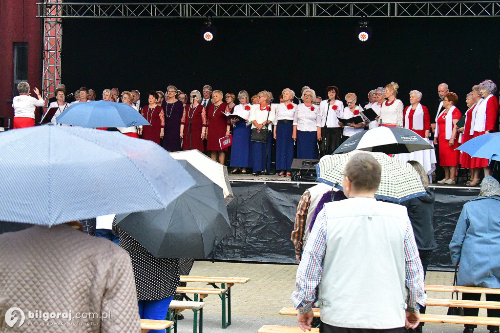 Biłgorajscy seniorzy uczcili Dzień Konstytucji 3 Maja koncertem Majowa jutrzenko