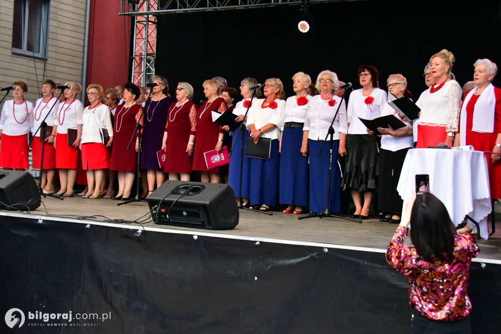 Biłgorajscy seniorzy uczcili Dzień Konstytucji 3 Maja koncertem Majowa jutrzenko