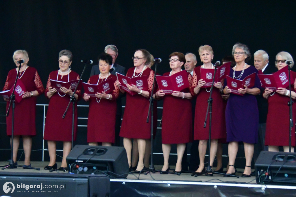 Biłgorajscy seniorzy uczcili Dzień Konstytucji 3 Maja koncertem Majowa jutrzenko