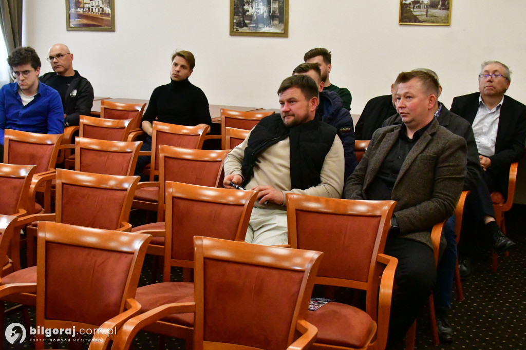 W Biłgoraju spotkanie z posłem Witoldem Tumanowiczem: polityczne dyskusje i plany na przyszłość