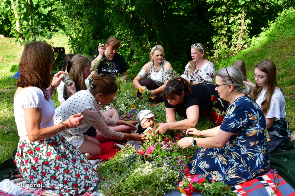 Wicie wianków u Dereźnianek – tradycja, integracja i twórcze spędzanie wolnego czasu