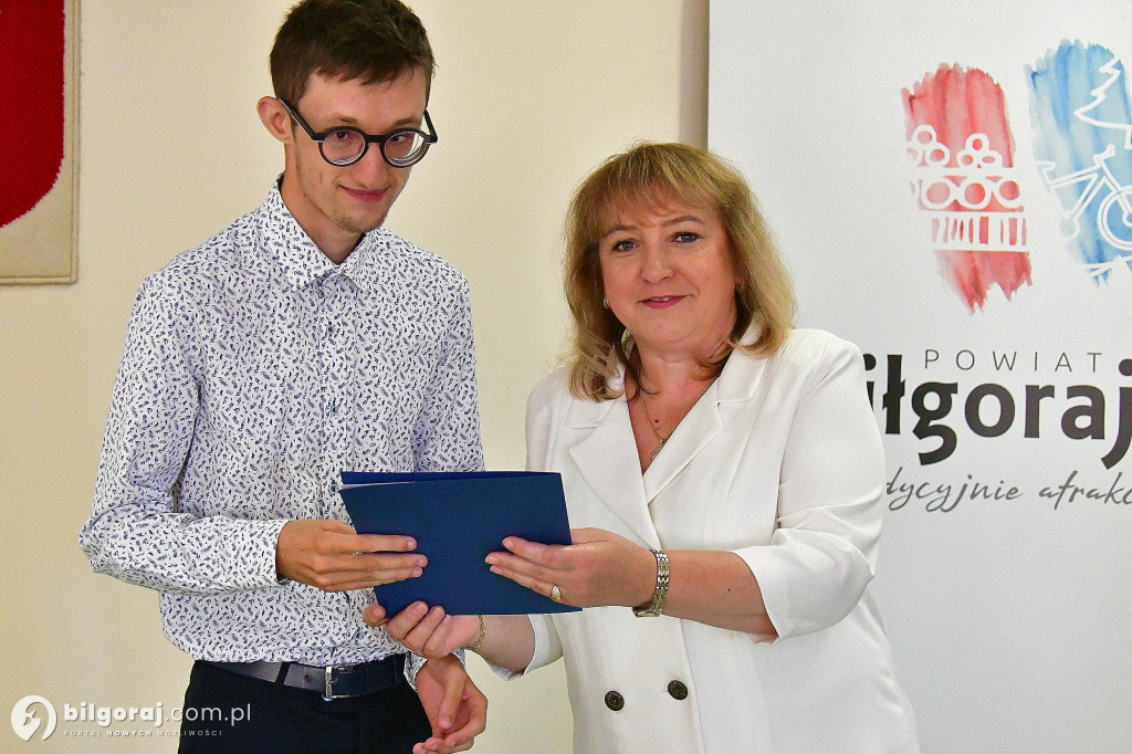 Dzień Olimpijczyka. Władze powiatu biłgorajskiego wyróżniły najlepszych uczniów i nauczycieli