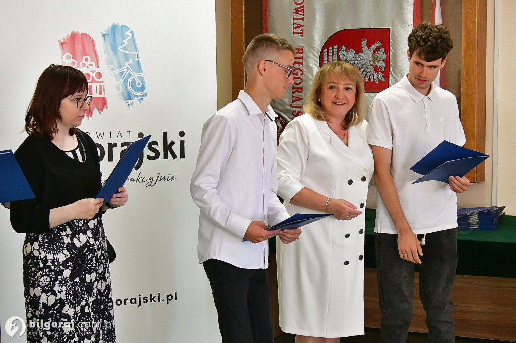 Dzień Olimpijczyka. Władze powiatu biłgorajskiego wyróżniły najlepszych uczniów i nauczycieli