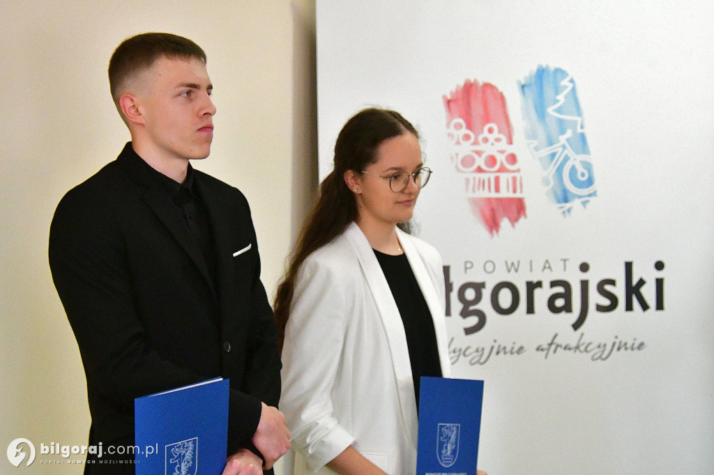 Dzień Olimpijczyka. Władze powiatu biłgorajskiego wyróżniły najlepszych uczniów i nauczycieli