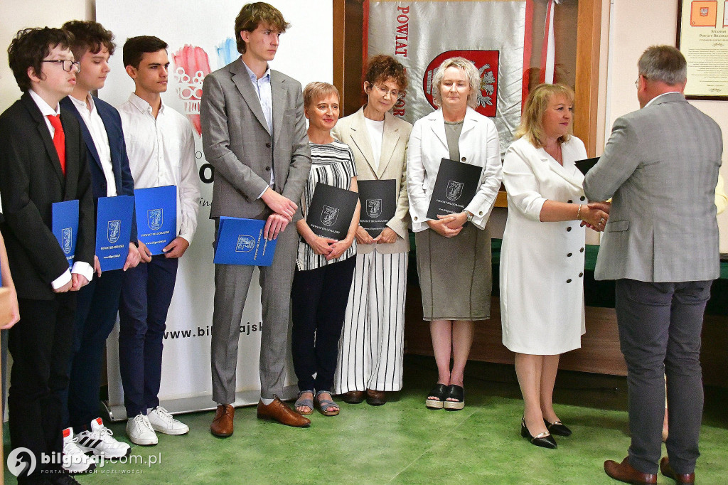Dzień Olimpijczyka. Władze powiatu biłgorajskiego wyróżniły najlepszych uczniów i nauczycieli