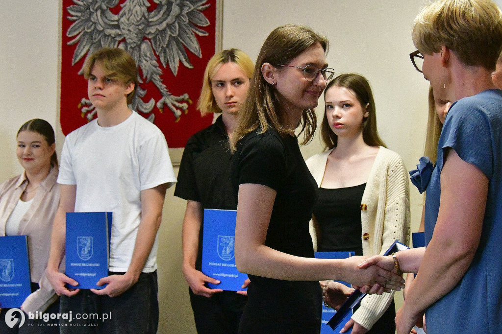 Dzień Olimpijczyka. Władze powiatu biłgorajskiego wyróżniły najlepszych uczniów i nauczycieli