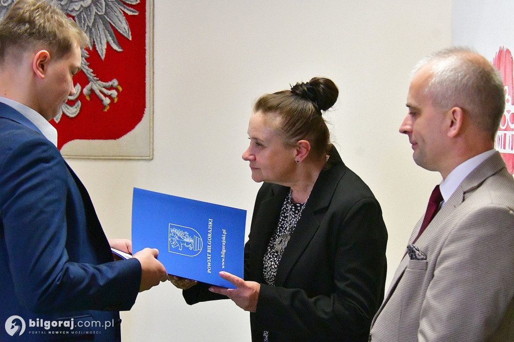 Dzień Olimpijczyka. Władze powiatu biłgorajskiego wyróżniły najlepszych uczniów i nauczycieli