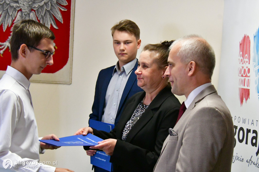 Dzień Olimpijczyka. Władze powiatu biłgorajskiego wyróżniły najlepszych uczniów i nauczycieli