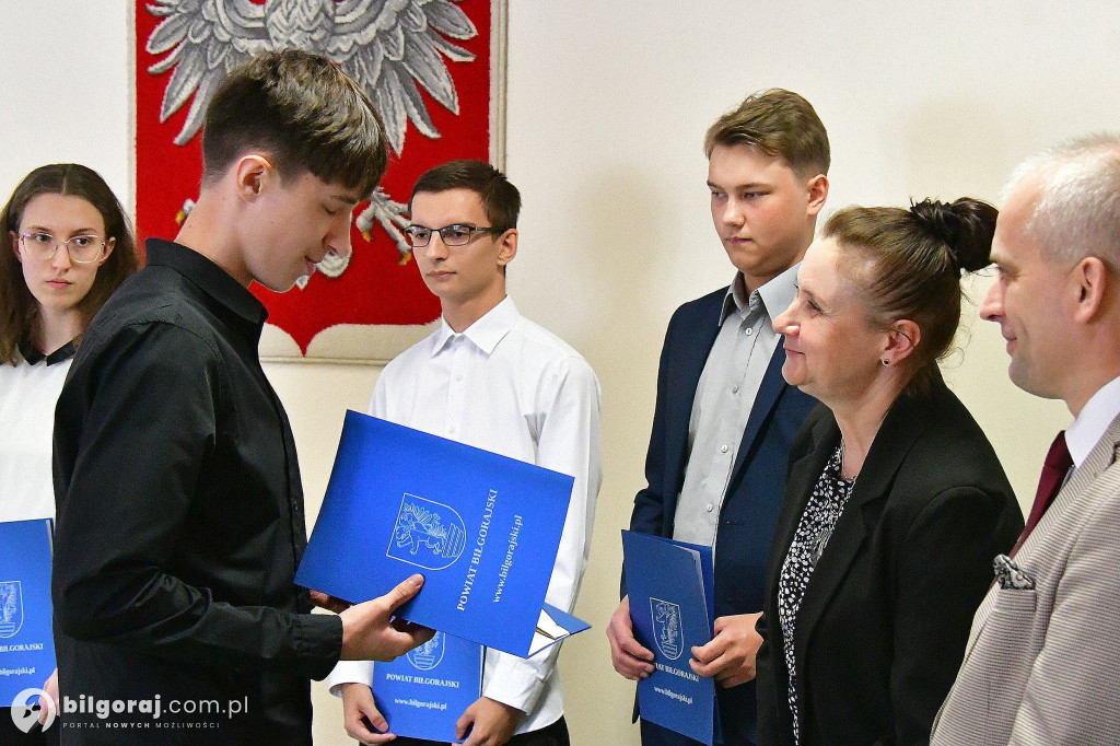 Dzień Olimpijczyka. Władze powiatu biłgorajskiego wyróżniły najlepszych uczniów i nauczycieli