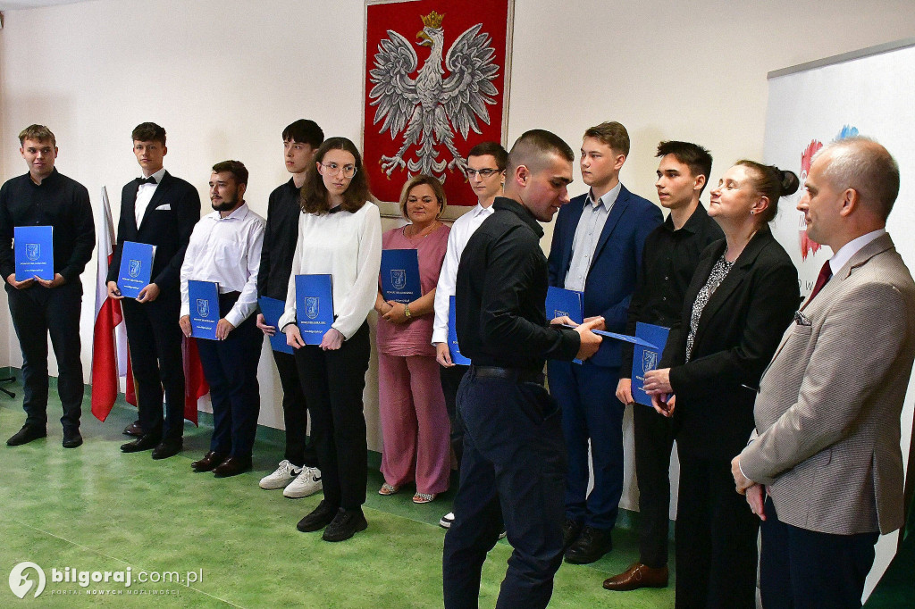 Dzień Olimpijczyka. Władze powiatu biłgorajskiego wyróżniły najlepszych uczniów i nauczycieli