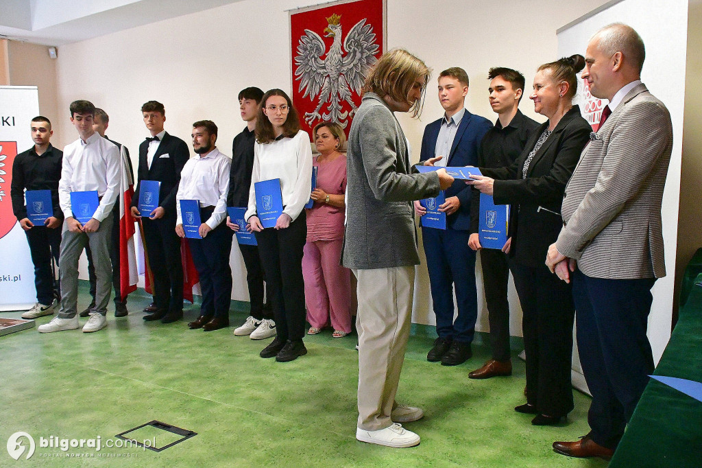 Dzień Olimpijczyka. Władze powiatu biłgorajskiego wyróżniły najlepszych uczniów i nauczycieli