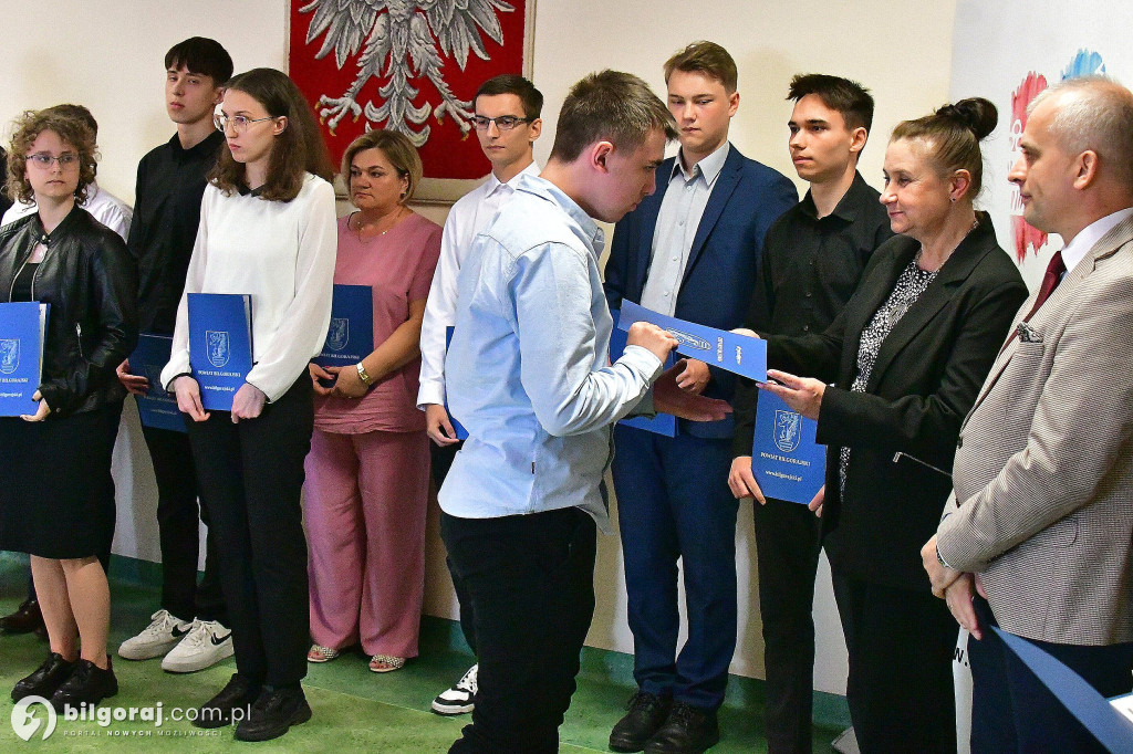 Dzień Olimpijczyka. Władze powiatu biłgorajskiego wyróżniły najlepszych uczniów i nauczycieli