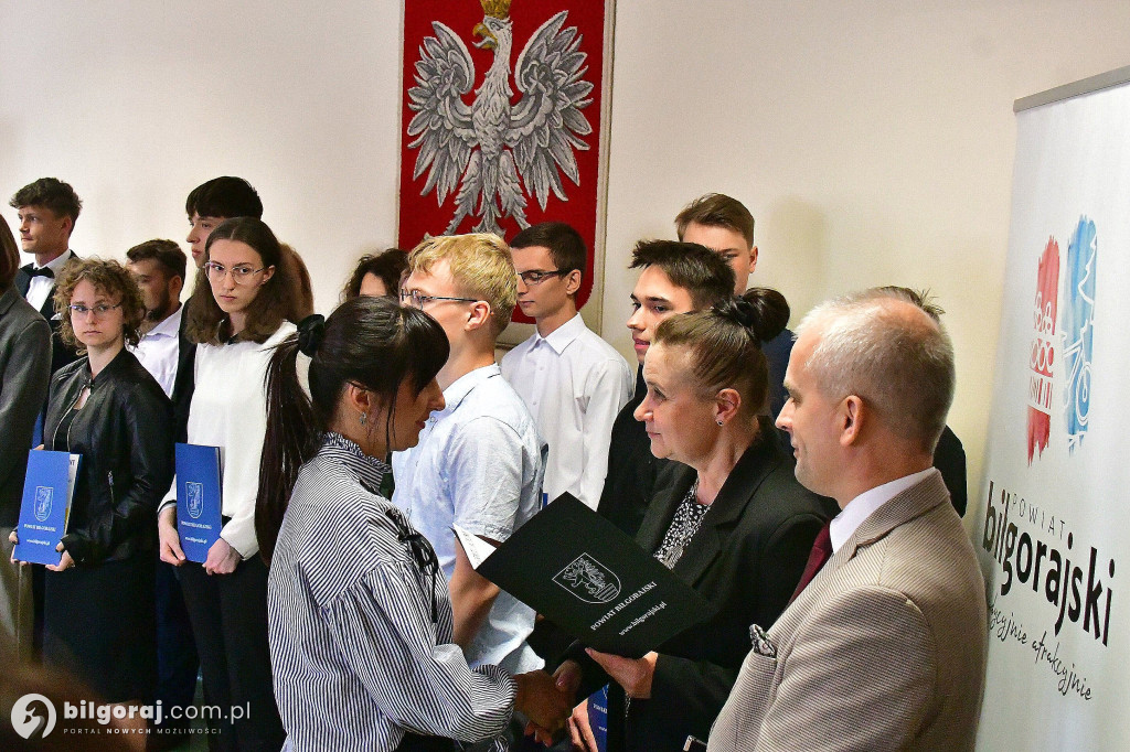 Dzień Olimpijczyka. Władze powiatu biłgorajskiego wyróżniły najlepszych uczniów i nauczycieli