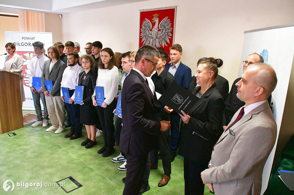 Dzień Olimpijczyka. Władze powiatu biłgorajskiego wyróżniły najlepszych uczniów i nauczycieli