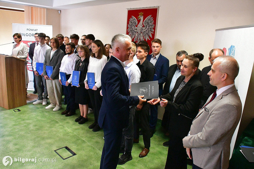 Dzień Olimpijczyka. Władze powiatu biłgorajskiego wyróżniły najlepszych uczniów i nauczycieli