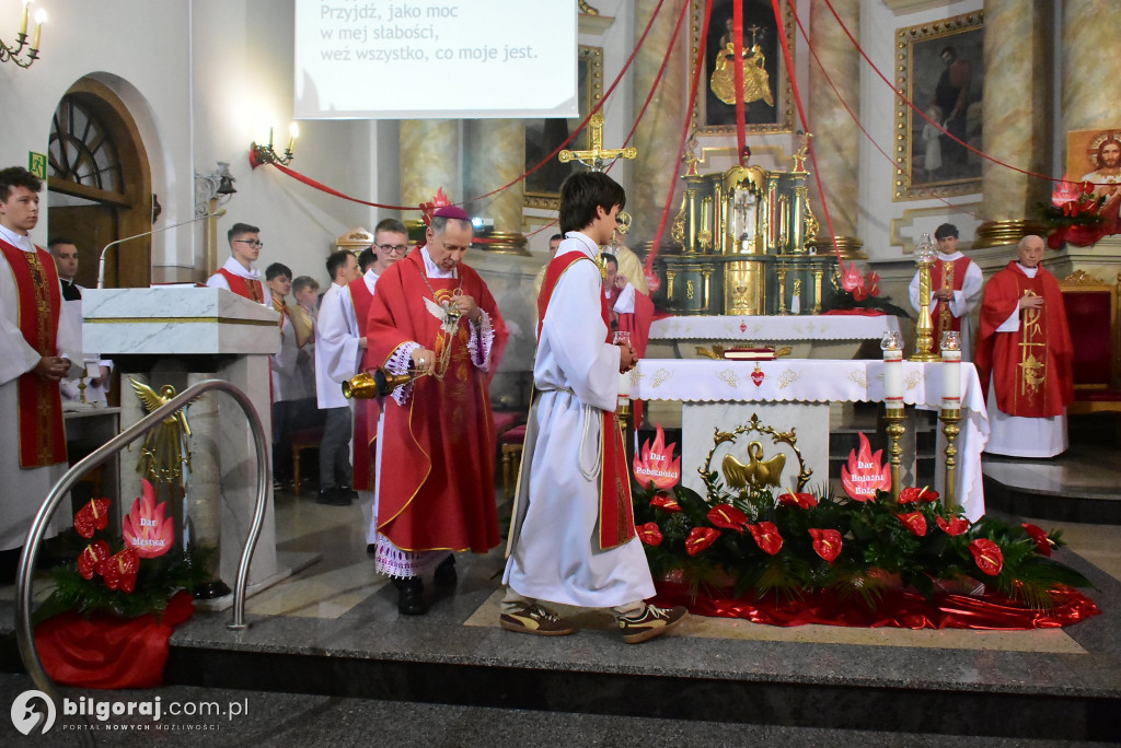 Biłgoraj. 85 młodych ludzi przyjęło sakrament bierzmowania