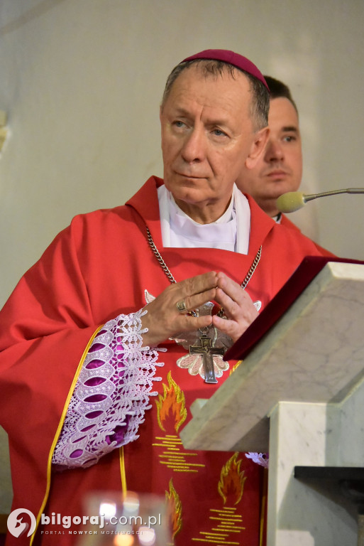Biłgoraj. 85 młodych ludzi przyjęło sakrament bierzmowania