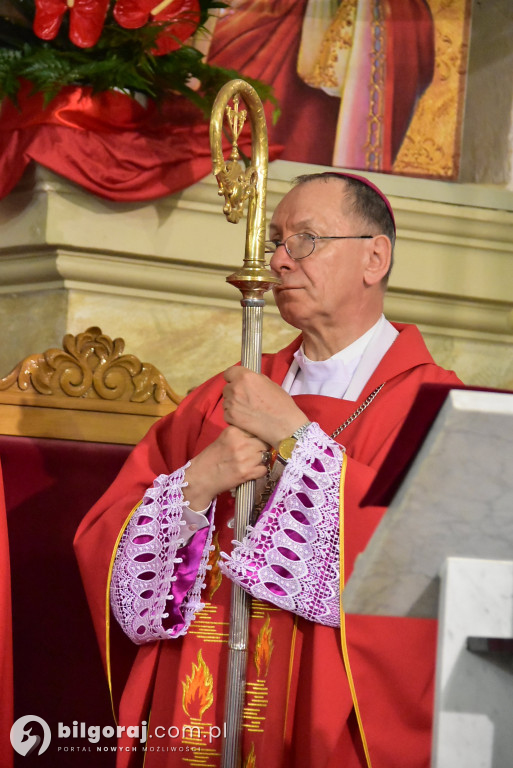 Biłgoraj. 85 młodych ludzi przyjęło sakrament bierzmowania