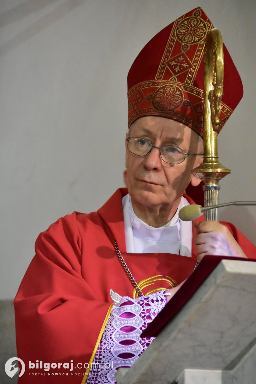 Biłgoraj. 85 młodych ludzi przyjęło sakrament bierzmowania