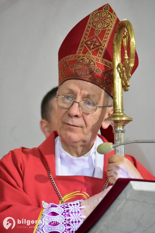 Biłgoraj. 85 młodych ludzi przyjęło sakrament bierzmowania