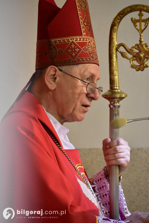 Biłgoraj. 85 młodych ludzi przyjęło sakrament bierzmowania