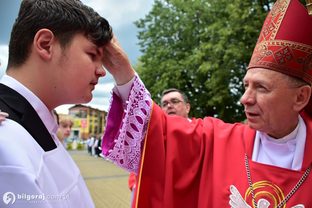 Biłgoraj. 85 młodych ludzi przyjęło sakrament bierzmowania