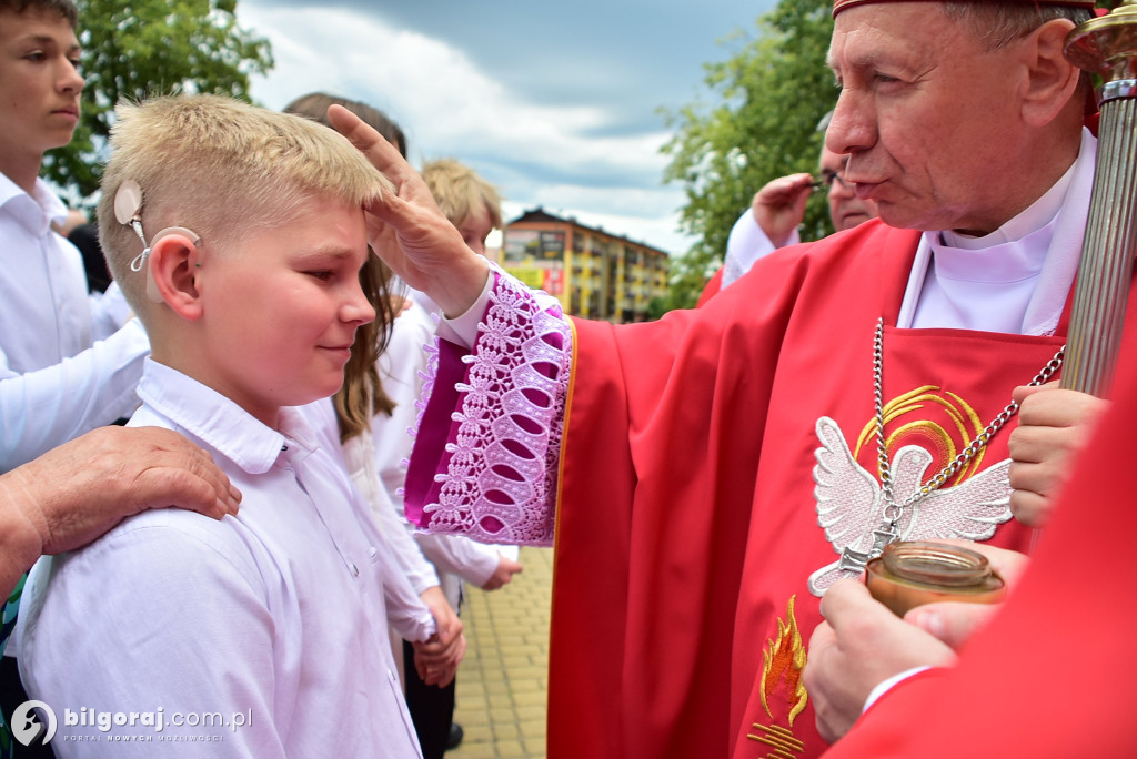Biłgoraj. 85 młodych ludzi przyjęło sakrament bierzmowania