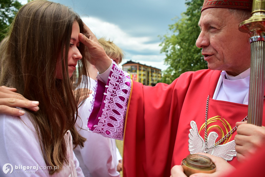 Biłgoraj. 85 młodych ludzi przyjęło sakrament bierzmowania