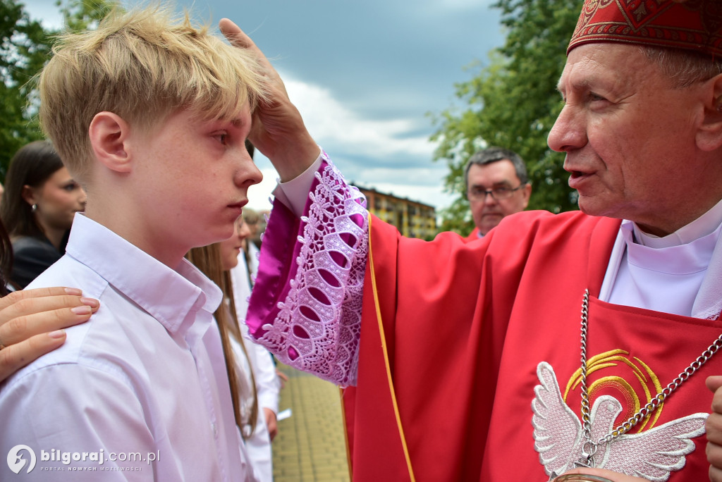 Biłgoraj. 85 młodych ludzi przyjęło sakrament bierzmowania
