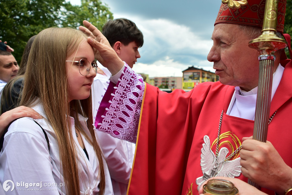 Biłgoraj. 85 młodych ludzi przyjęło sakrament bierzmowania